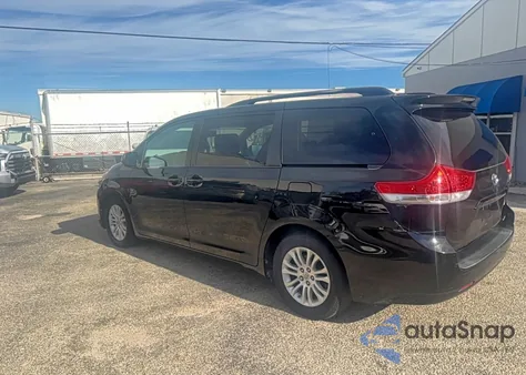2011 Toyota Sienna Xle z USA, uszkodzony, nr VIN 5TDYK3DC5BS148504